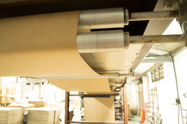 Fábrica: Máquina flexográfica fazendo a pintura do papel